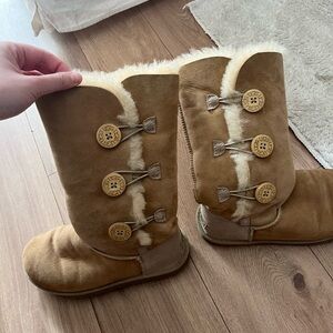 EUC Ugg Australia Bailey Button Triplet Sheepskin Boots Size 8